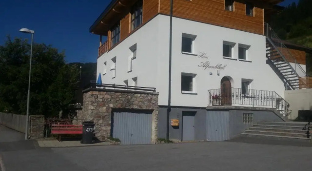 Кровать в общем номере Haus Alpenblick