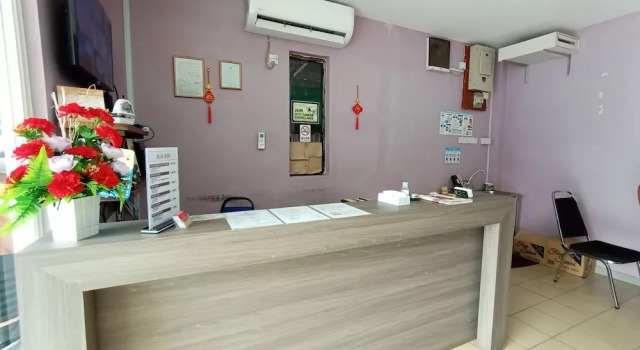OYO 90089 N H Inn, Rezerwuj Hotel Hotele w Sarawak z parkingiem, Parking