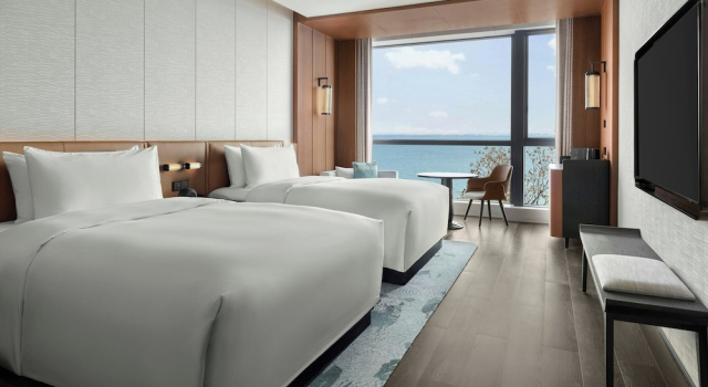 Четырёхместный номер Deluxe с видом на озеро Sheraton Suzhou Yangcheng Lake