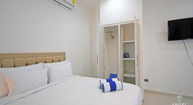 Downtown Rooms Pool & BBQ Near Hotspots, Rezerwuj Hotel Hotele w Baja California Sur z parkingiem, Parking