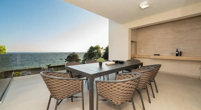 Апартаменты Luxury Bumblebee apartments & rooms with pool