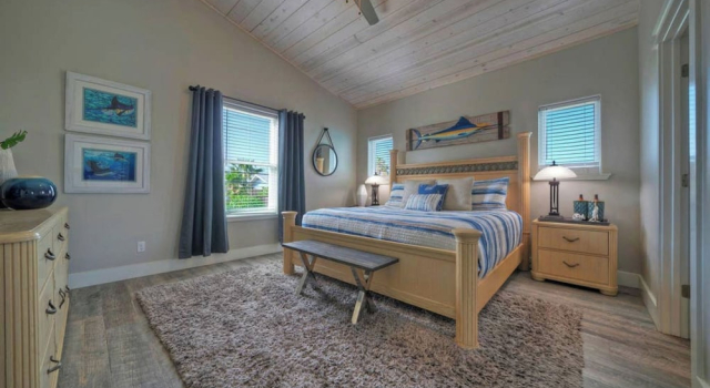 Sleeps 21, 2 Homes 2 Private Pools, Fire Pit, Swing Bar Walk to the Beach, Boek Vakantiehuis Port Aransas 