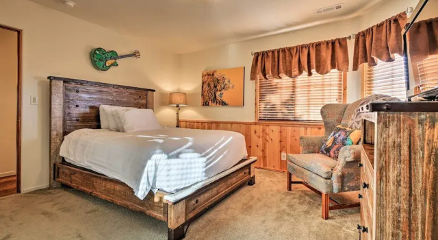 Hot Tub, Game Room & 2 Decks: Luxe Big Bear Home, Rezerwuj Dom wakacyjny Big Bear Lake Stany Zjednoczone