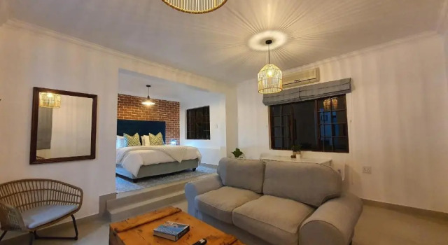 Студия The Blue Door Guesthouse