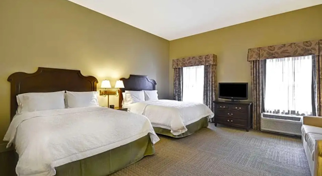 Четырёхместный студио люкс Hampton Inn & Suites Savannah Historic District