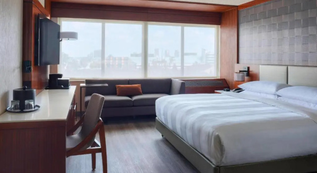 Четырёхместный номер Deluxe Detroit Marriott Southfield