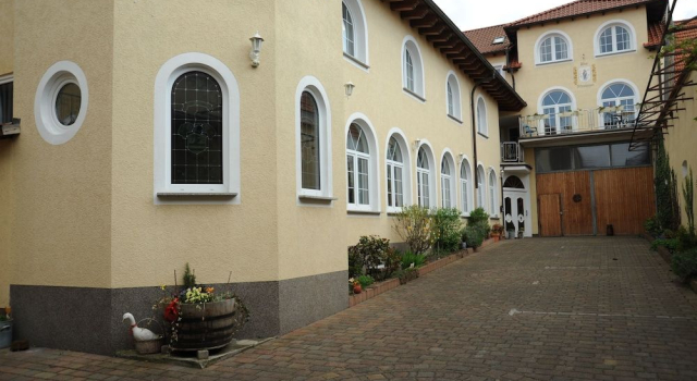 Hotel Schlosshof Dolgesheim, Забронировать Отель Дольгесхайм земля Гессен