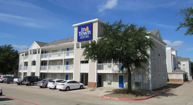InTown Suites Extended Stay Arlington TX - Oak Village, Забронировать Отель Отели и гостиницы Арлингтон, рядом с Alley Cats Entertainment, Отель