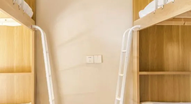 Кровать в общем номере (мужской номер) Wanning Riyuewan Flower Romantic Homestay