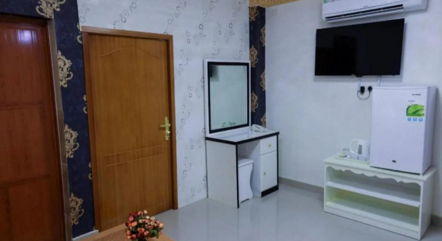 Capital O 141 Golden Rays Hotel, Забронировать Отель Отели Ибра с парковкой, Парковка