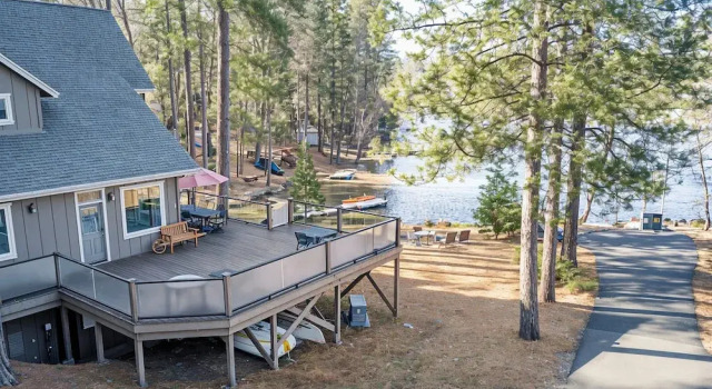 Коттедж с 5 комнатами Casa Cassaretto - This Beautiful Lakefront Home is Only 50 yards from Marina Beach by Yosemite Region Resorts