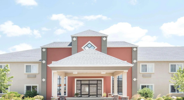 Двухместный люкс Howard Johnson by Wyndham Oacoma Hotel & Suites