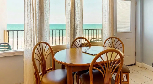 Четырёхместный номер Standard с балконом и с видом на океан Daytona Beach