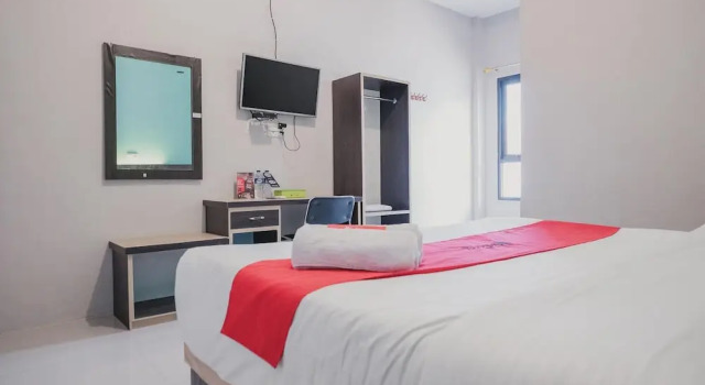 Номер Standard RedDoorz Syariah at Hotel Grand Mentari