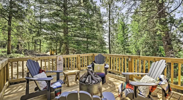 Коттедж с 5 комнатами с балконом Spacious Fairplay Retreat w/ Hot Tub & Fire Pit!