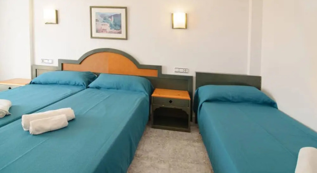 Трёхместный номер Standard с балконом Hostal Rosalia