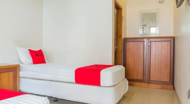 Двухместный номер Economy RedDoorz near Pasar Pagi 2 by Cassana