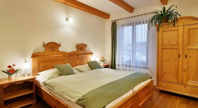 Penzion U Krivého Psa, Book Hotel Hoteller i Moravia-Silesia med parkering, Parkering