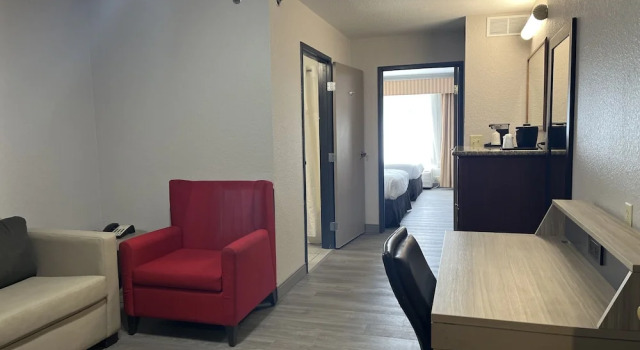 Люкс Country Inn & Suites by Radisson, Topeka West, KS