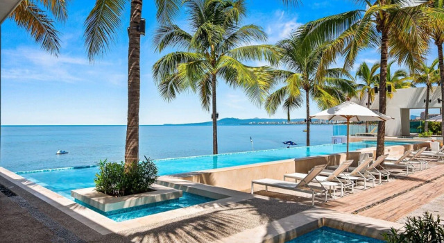 Апартаменты Beachfront Luxury 4BR Penthouse With Incredible Ocean Views