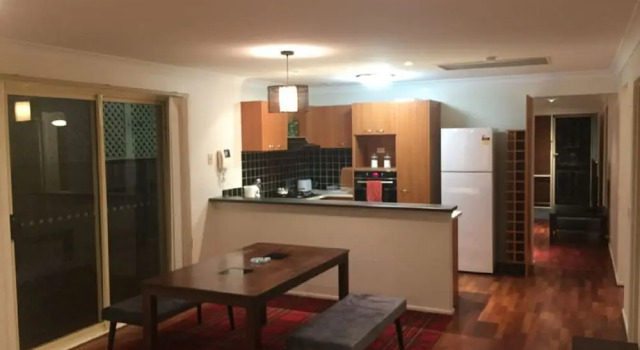 Spacious & Quiet Home in Stanhope, Rezervasyon Otel Stanhope Gardens New South Wales