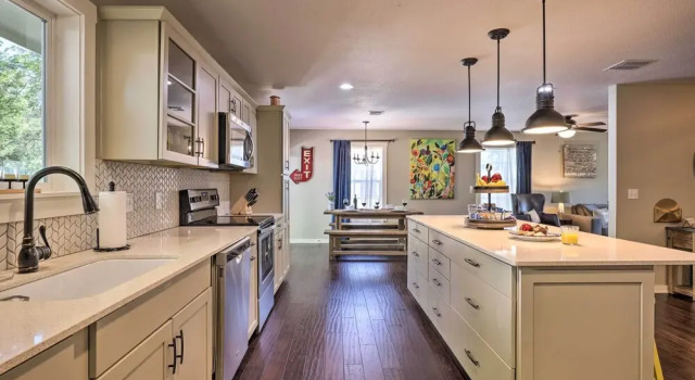 Коттедж Cozy Retreat w/ Hot Tub & Fire Pit: Close to Main!