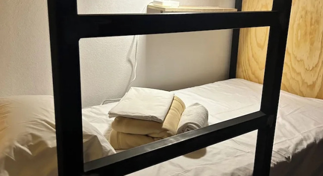 Кровать в общем номере Casa Columpio