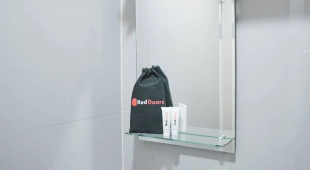RedDoorz Plus Syariah near Manggarai Station 3