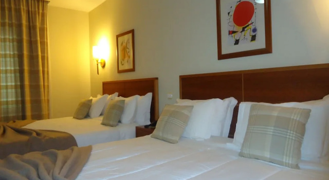 Четырёхместный номер Classic с балконом Hotel Pombeira