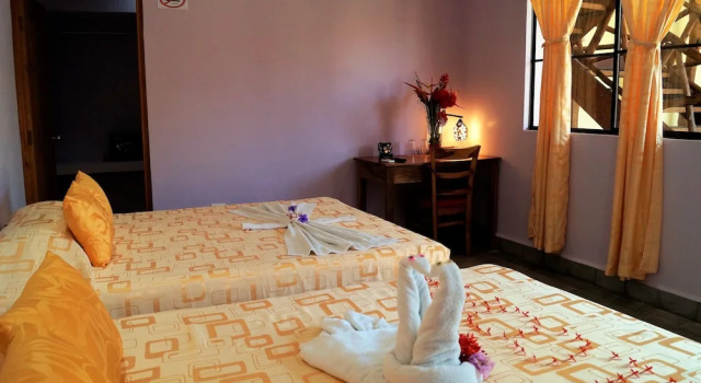 Кровать в общем номере с 6 комнатами с балконом и с видом на бассейн Hotel Kekoldi de Granada