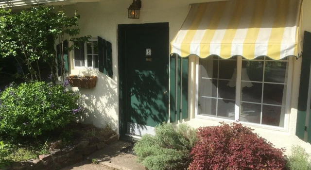 Sherwood Court Cottages & Guest Rooms, Забронировать Отель Отели Юрика-Спрингса 3 звезды, рядом с Историческая железная дорога Юрика-Спрингс и Северного Арканзаса, 3*