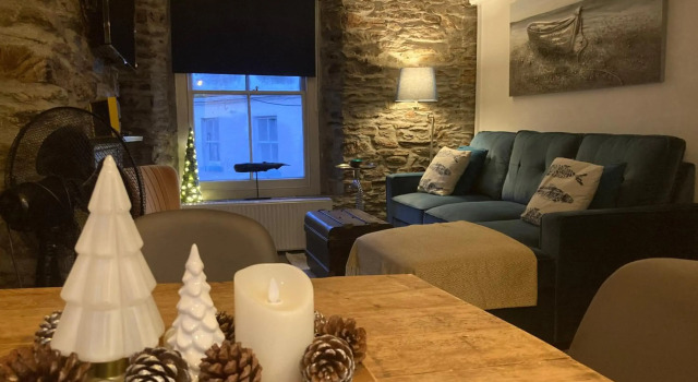 LOOE - Super Stylish and the only TWO PRIVATE APARTMENTS in this 17th CENTURY COTTAGE - A KIDS CABIN BUNK ROOM AVAILABLE - Private Connecting Door In Lobby For Larger Groups!!!, Varaa Huoneisto Asunnot kohteessa Merseyside, Huoneisto
