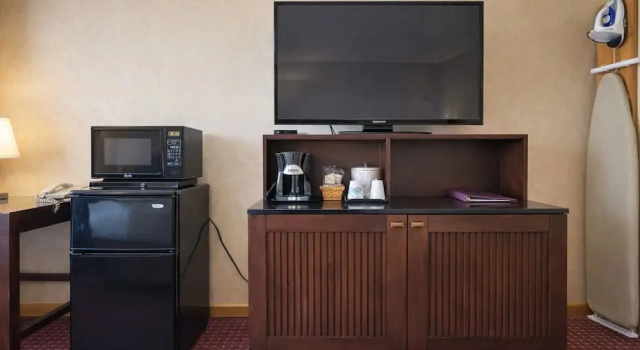 Двухместный люкс Fireside Inn and Suites