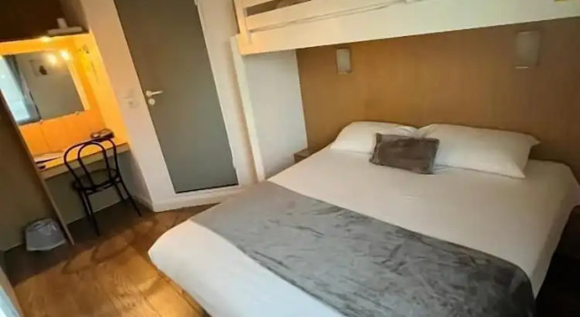 Трёхместный номер Standard Brit Hotel Essentiel Pau Lescar