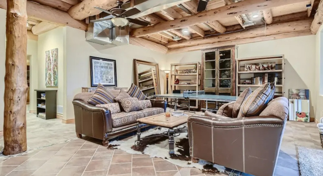 Platinum Mountain Home Getaway, Private Hot Tub, Nearby Outdoor Activities! 4 Bedroom Home by RedAwning