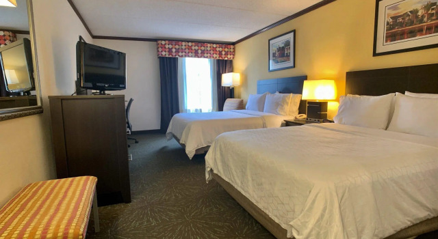 Четырёхместный номер Standard Holiday Inn Express Hotel & Suites Charleston - Northwoods by IHG