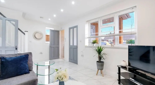 3 Bedroom House with Parking in Windsor, Varaa Lomakoti Huvilat kohteessa Berkshire, Villa