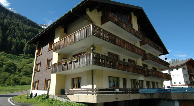Apartment in Blatten With Mountain Views & Open Kitchen, Prenota Appartamento Blatten Lotschental