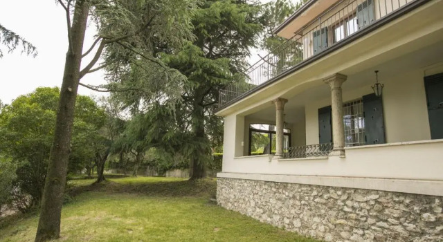 Апартаменты Villa Alberti Apt Bruna 900m from Garda lake with Shared Garden - Happy Rentals