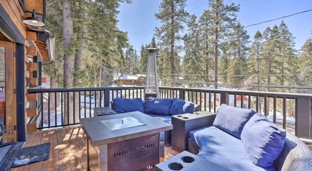 Big Bear Lake Cabin w/ Hot Tub < 1 Mi to Skiing!