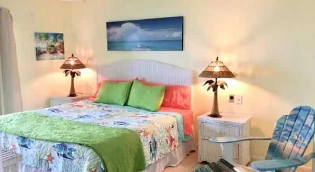 Joyce's Beachfront Suite 3, Забронировать Отель Отели в центре Индиан-Шорс, в центре