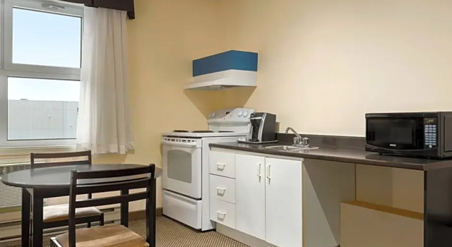 Шестиместный номер Standard Days Inn by Wyndham Trois-Rivieres