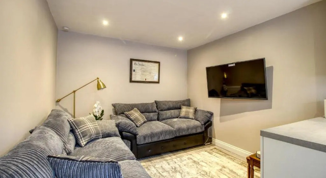 Central Huddersfield House, inc parking, Забронировать Отель Хаддерсфилд Западный Йоркшир, рядом с Здание администрации Хаддерсфилда