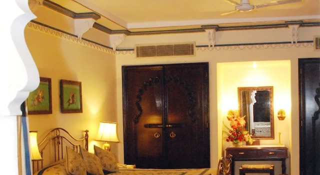 Люкс с балконом и с видом на озеро Shiv Niwas Palace by HRH Group of Hotels
