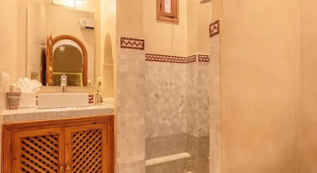 Camera Deluxe Dar Azal