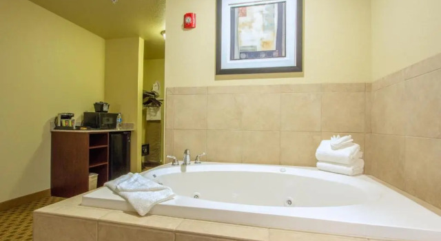 Люкс Cobblestone Inn & Suites - Corry
