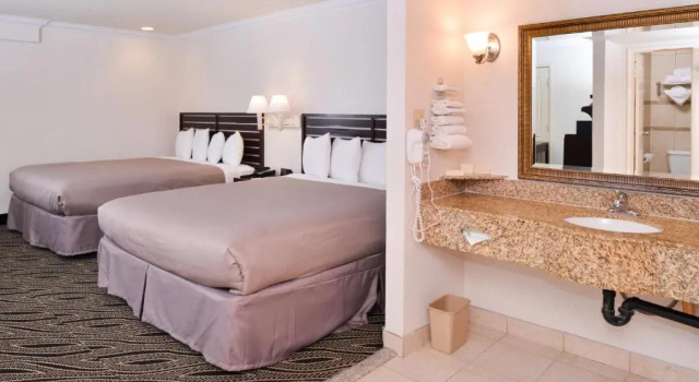Люкс Deluxe Americas Best Value Inn & Suites El Monte