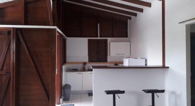 Apartment With one Bedroom in Le Gosier, With Wonderful Mountain View,, Rezerwuj Apartament Hotele w Grande-Terre z parkingiem, Parking