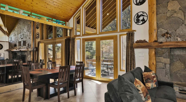 2597-The Village Timber Lodge, Забронировать Дом для отпуска Отели Биг-Бэр-Лейк с парковкой, рядом с Alpine Slide at Magic Mountain, Парковка
