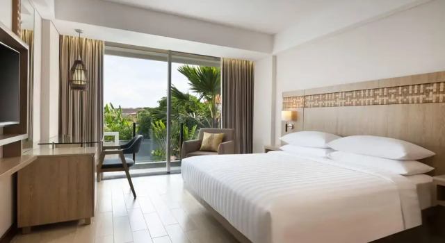 Двухместный номер с балконом и с видом на бассейн Fairfield by Marriott Bali Legian